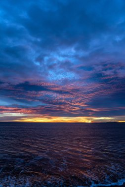 Denizin üzerinde gün batımı