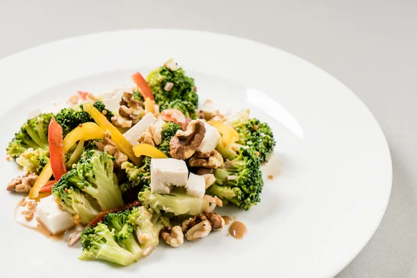 Salada de legumes em prato de wite — Fotografia de Stock