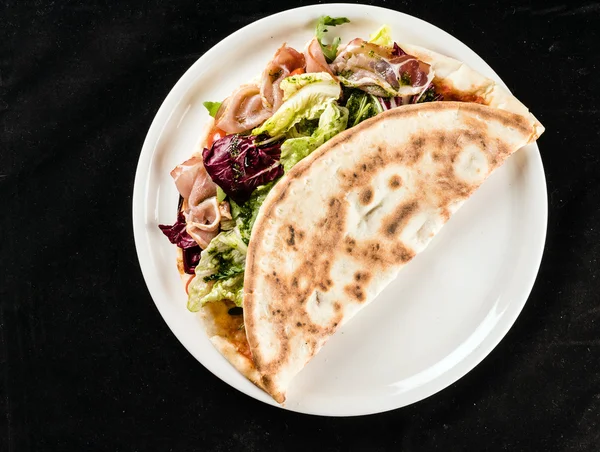 Sandwich pizza op plaat — Stockfoto