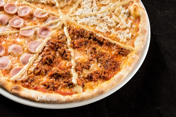 Leckere Pizza auf Schwarz — Stockfoto