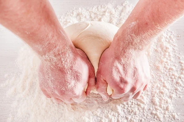 Chef-kok brood maken — Stockfoto