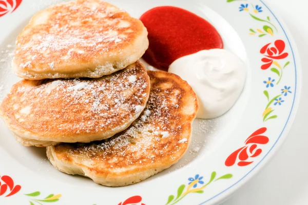 Panquecas saborosas com nata azeda — Fotografia de Stock