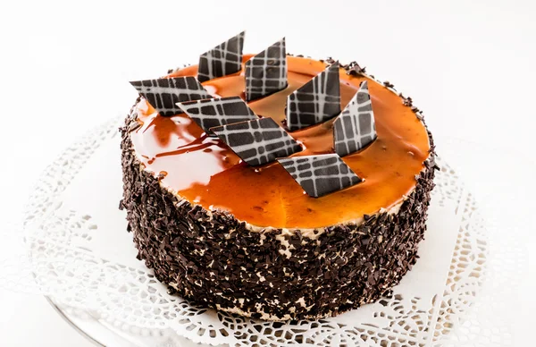 Karamell tårta på tallrik — Stockfoto