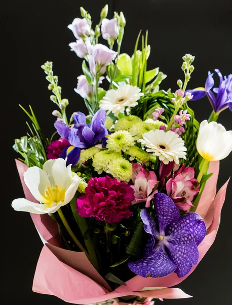 siyah üzerine güzel çiçekler