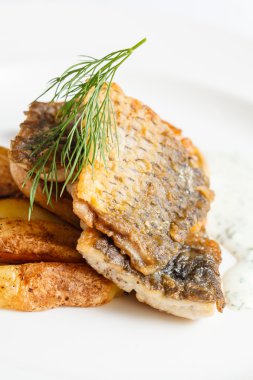 Tabakta kızarmış balık