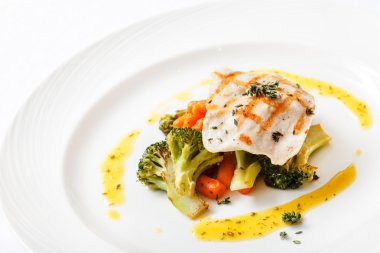 tabakta sebze ile balık접시에 야채와 생선