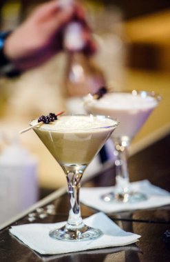 kokteyller üzerinde tablo hazırlama