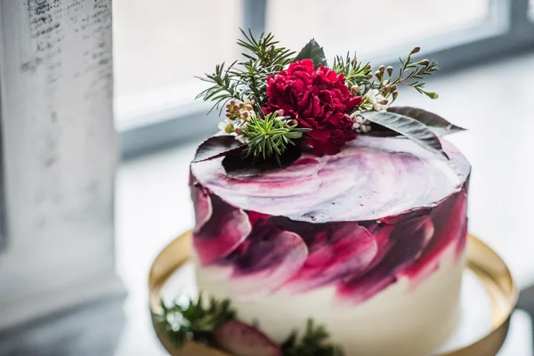 Baked wedding cake — Stock Photo, Image