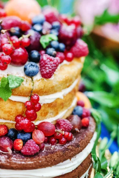 Wedding cake with berries — Stock Photo, Image