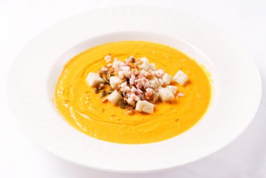 plaka üzerinde kabak kremalı çorba