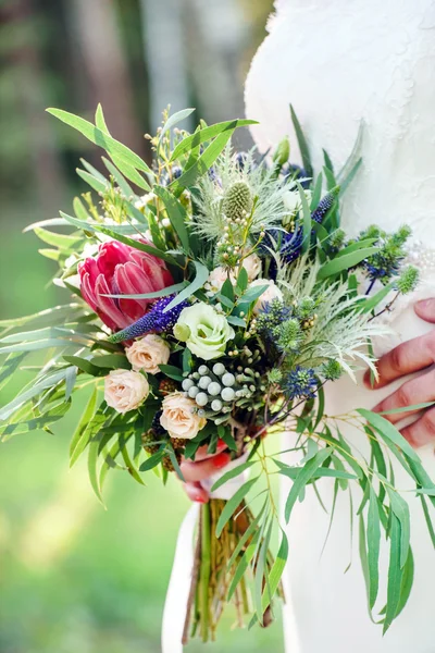 Bröllop blommor i händer — Stockfoto