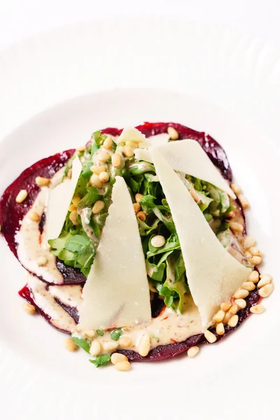 Insalata con barbabietola su piatto — Foto Stock