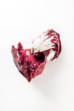 beyaz üzerine kırmızı salata