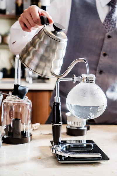 Barista maken van koffie — Stockfoto