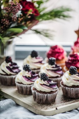 Berry cupcakes plaka üzerinde 