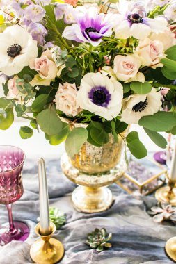 Bir şekilde dekore edilmiş Paskalya tablo