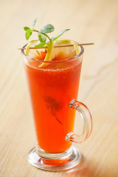 Cocktail on bar table — Stock Photo, Image