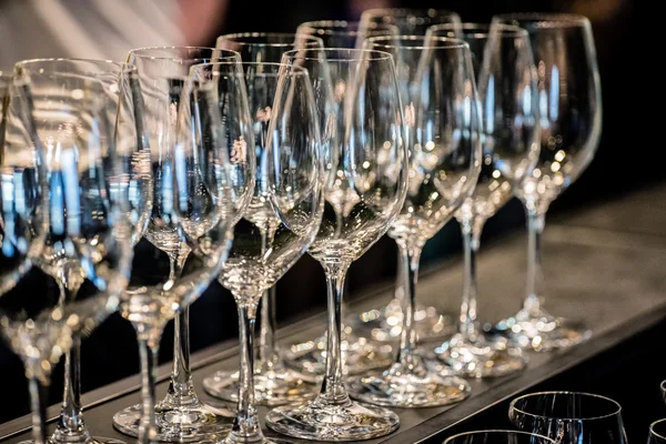 Leere Gläser in der Bar — Stockfoto