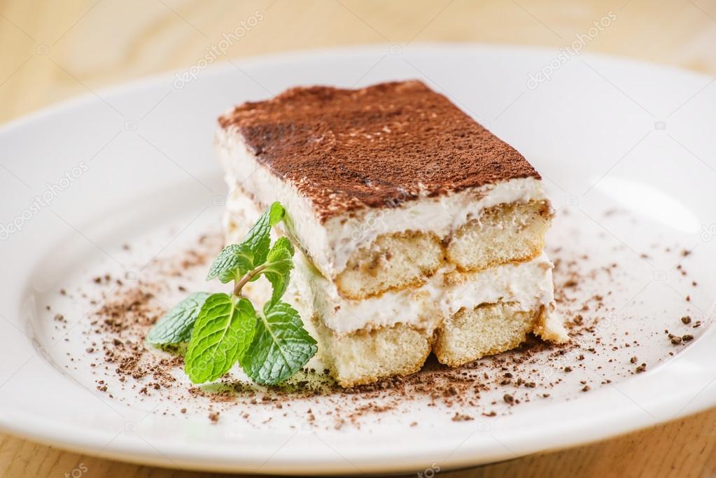 Торт тирамису бисквитный. Тирамису. Тирамису рецепт классический. Пирожное тирамису маскарпоне. Тирамису с савоярди и маскарпоне.