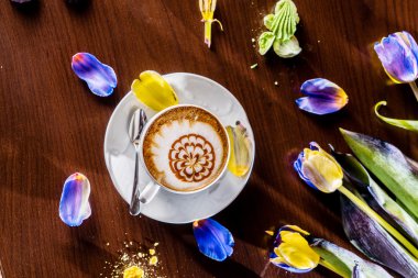 fincan cappuccino plaka üzerinde