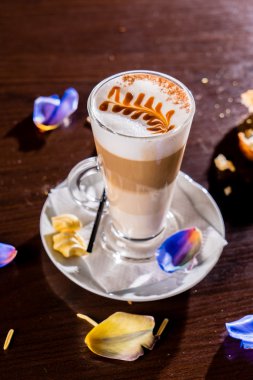 fincan cappuccino plaka üzerinde