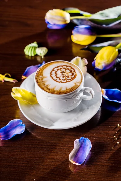 Tasse Cappuccino auf Teller — Stockfoto