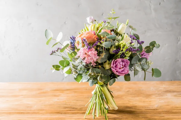 Frühlingsblumenstrauß — Stockfoto