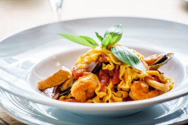 Deniz ürünleri makarna plaka üzerinde