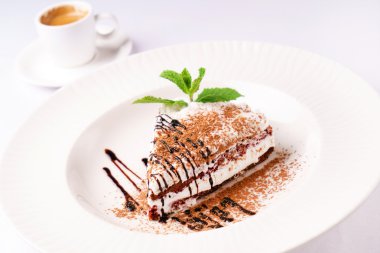 Tabakta tiramisu keki