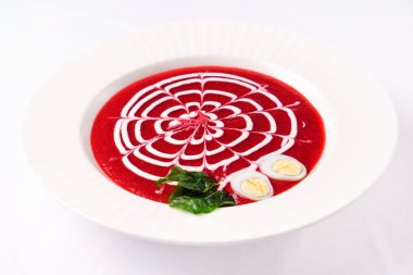 soğuk pancar çorbası plaka üzerinde