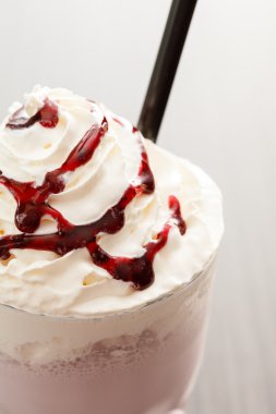 kokteyl bar masa üzerinde