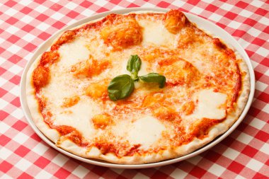 lezzetli pizza plaka üzerinde