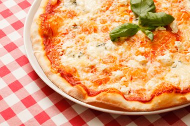 lezzetli pizza plaka üzerinde