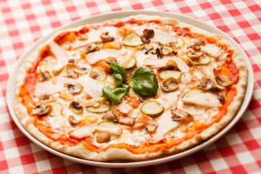 lezzetli pizza plaka üzerinde