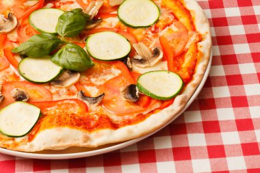 Vejetaryen pizza plaka üzerinde