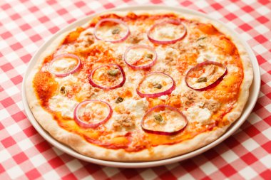 lezzetli pizza plaka üzerinde