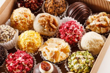 Hindistan cevizi ile çikolata şekerleme