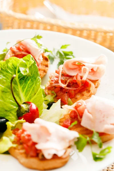 Bruschetta met tomaat en ham — Stockfoto