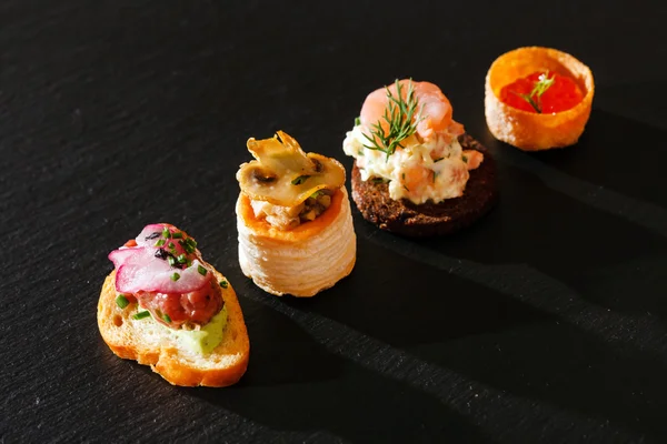 Diferentes canapés saborosos — Fotografia de Stock