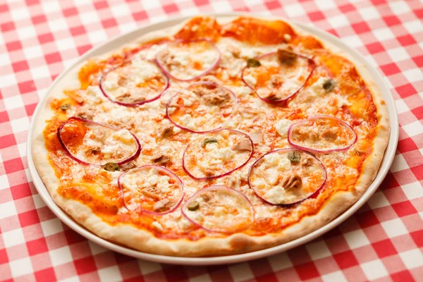 lezzetli pizza plaka üzerinde