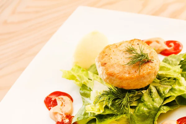 Hähnchenschnitzel mit Kartoffelpüree — Stockfoto