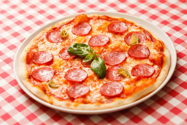 lezzetli pizza plaka üzerinde