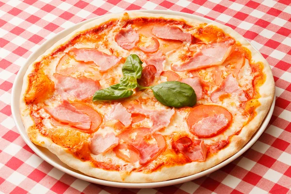 Smakelijke pizza op plaat — Stockfoto