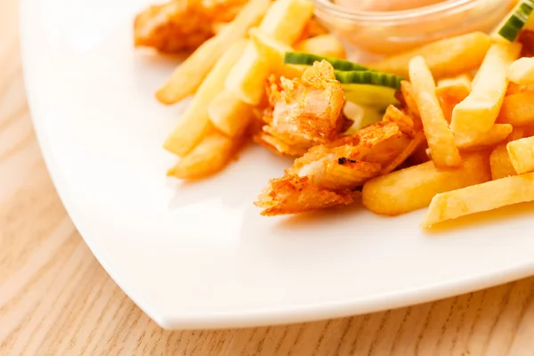 Pommes mit Huhn — Stockfoto