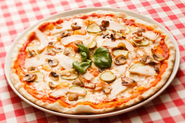 Pizza savoureuse sur assiette — Photo