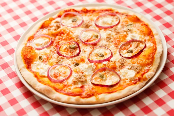 lezzetli pizza plaka üzerinde