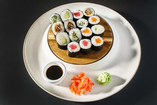 Вкусные суши на тарелке — стоковое фото