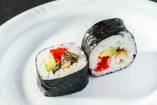 Вкусные суши на тарелке — стоковое фото