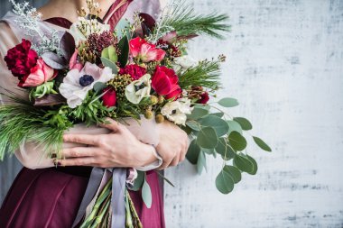 taze çiçekler ile kadın