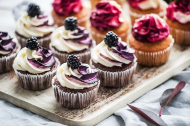 Berry cupcakes plaka üzerinde 